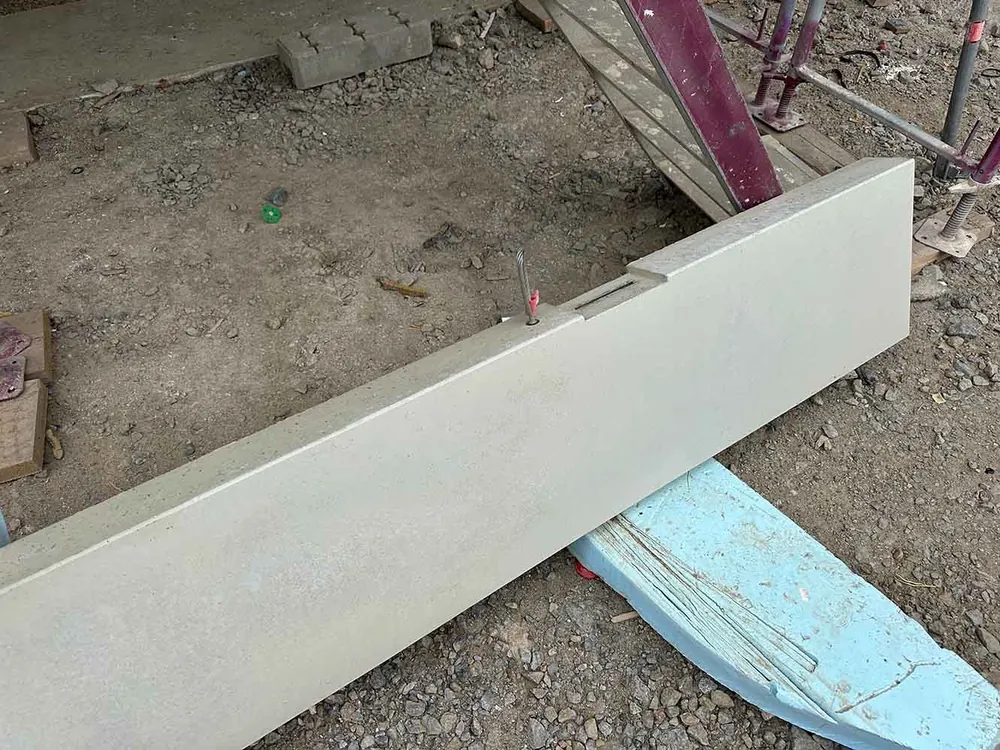 Betonfertigteil nach Reinigung und Retusche