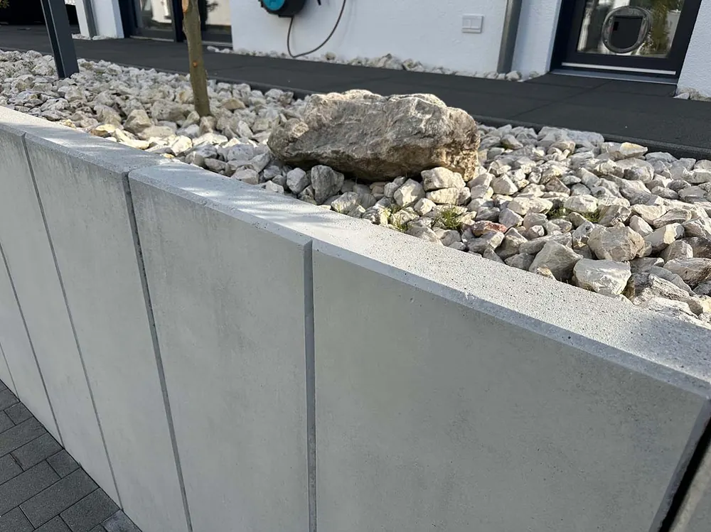 Sichtbeton-Stele nach Reprofilierung und Retusche