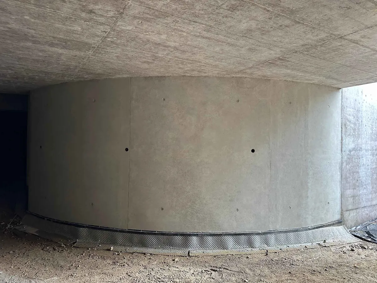 Sichtbetonwand nach dem Ausgleich des Flächenversatzes
