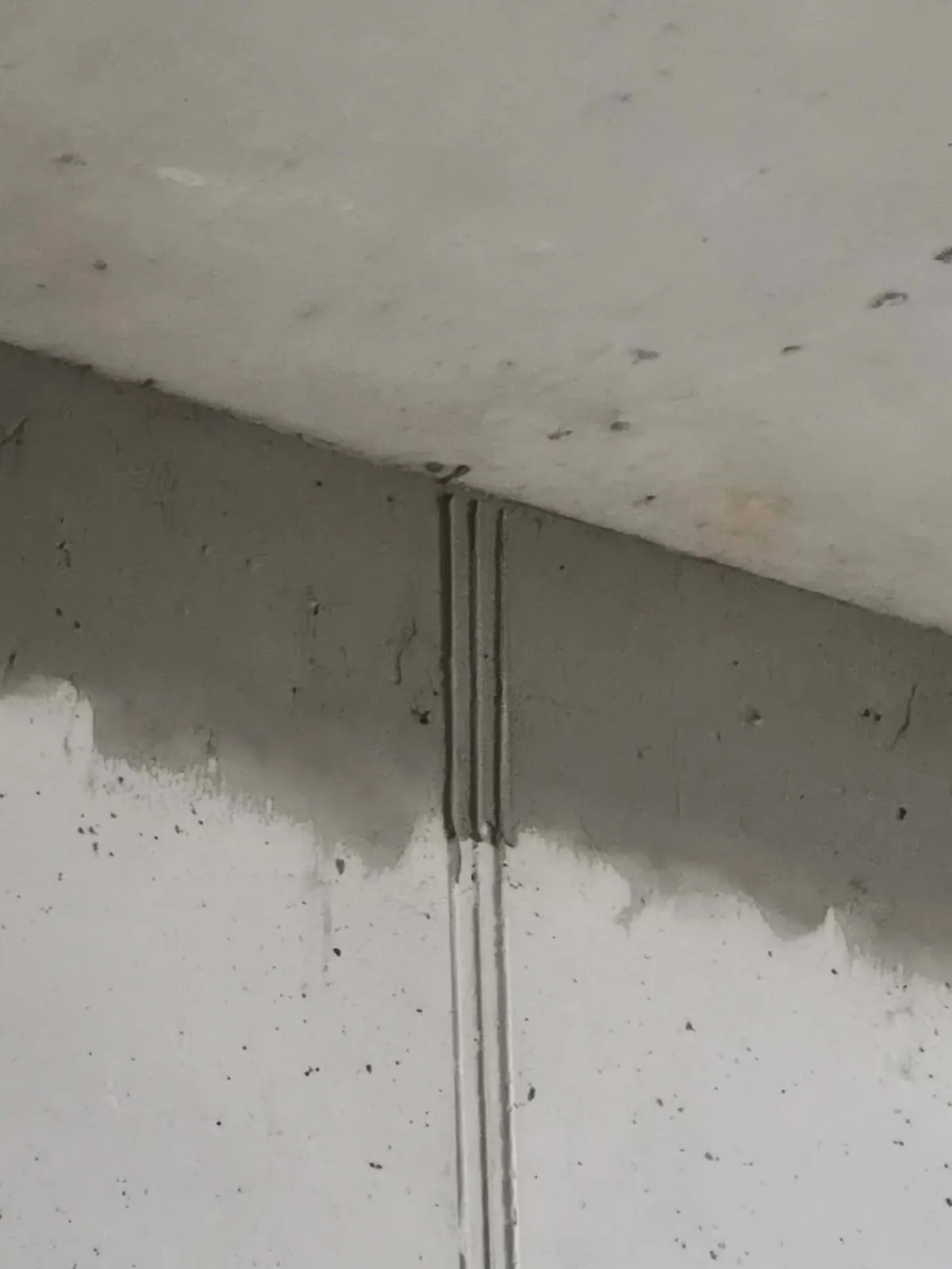 Remodellieren eines Schalhautstoßes an Sichtbeton