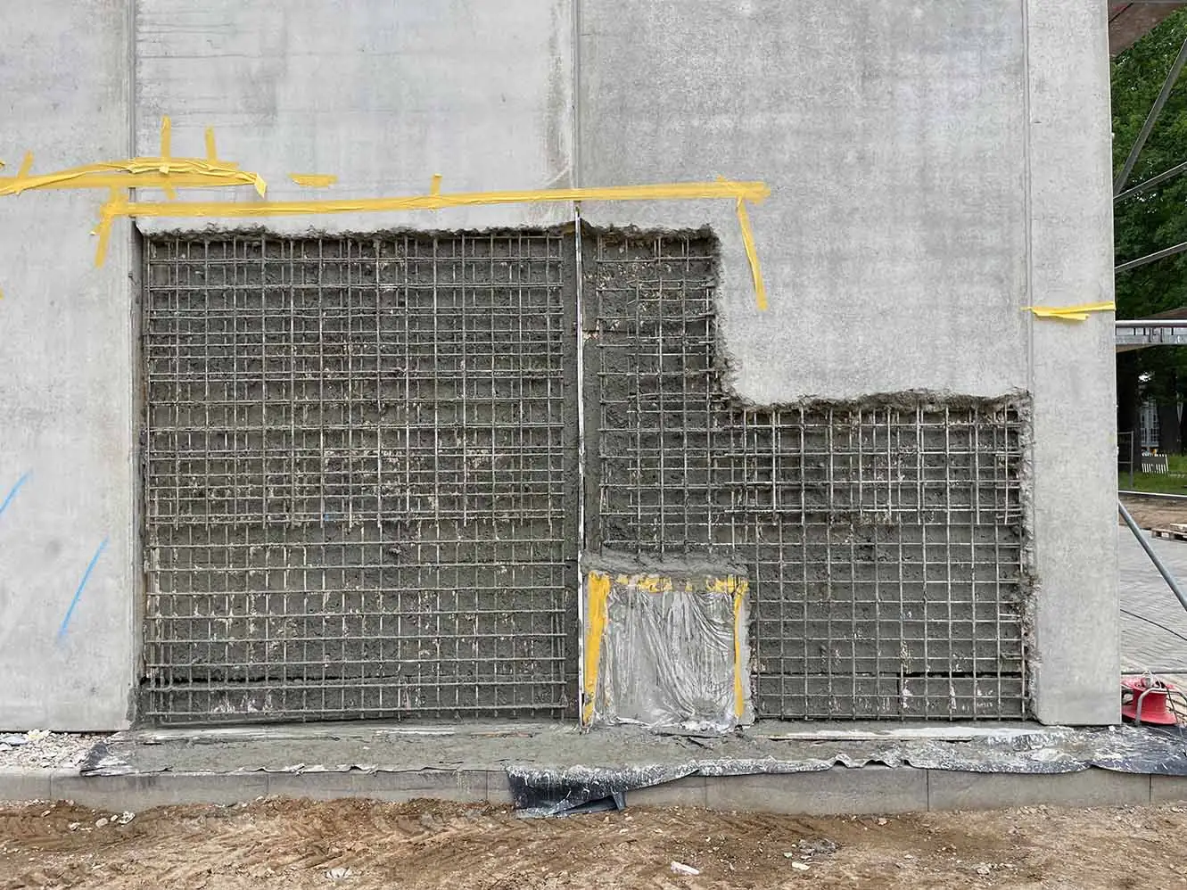 Freigelegte Bewehrung in der Fassadenfläche der PTB Braunschweig während der Instandsetzung